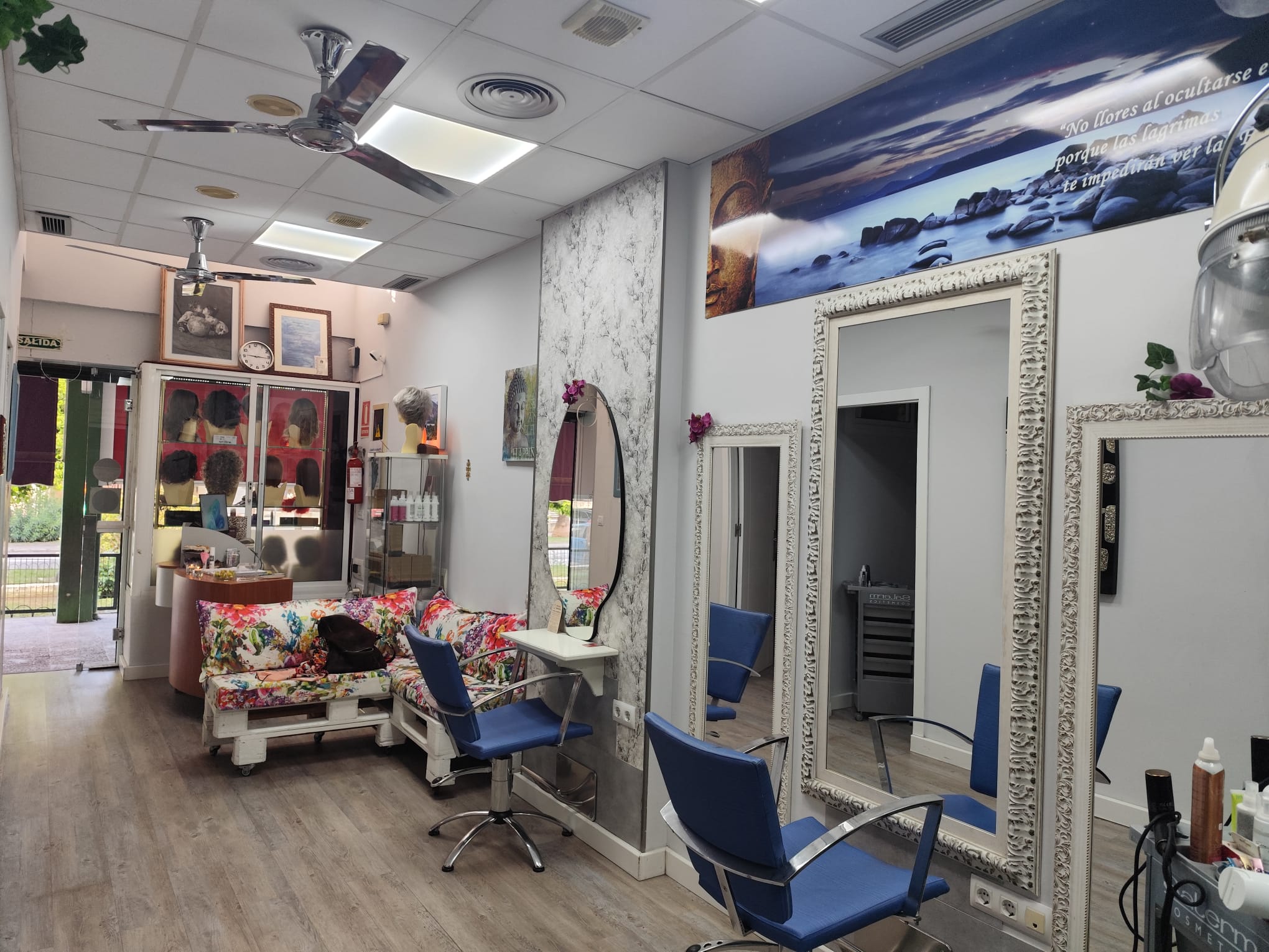 Interior del salón Pelucas Iluminada