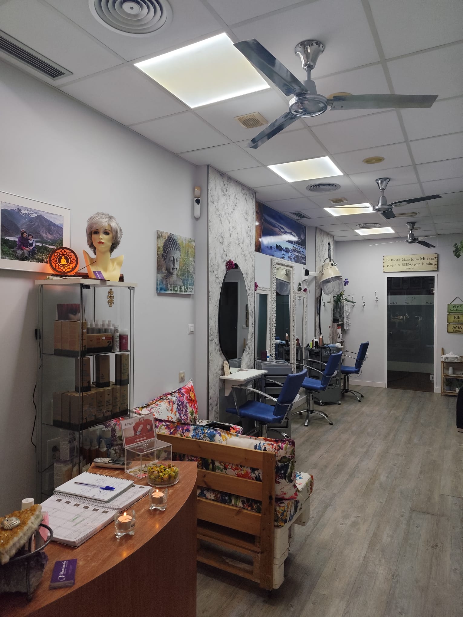 Interior del salón Pelucas Iluminada